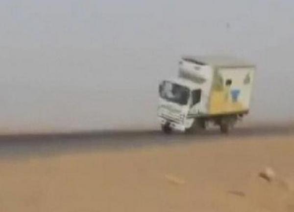 فيديو.. سعوديان يمارسان التفحيط بشاحنة أغذية مسروقة