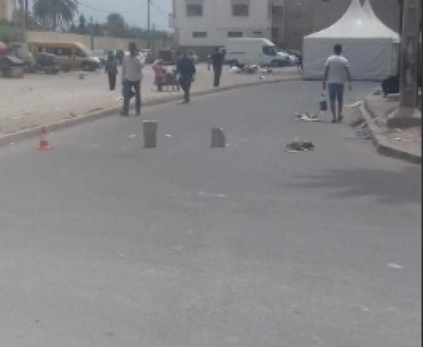 بزاف هادي: شخص يغلق طريق رئيسية بأحد أحياء أكادير بالأحجار ويقيم عرس وسطها