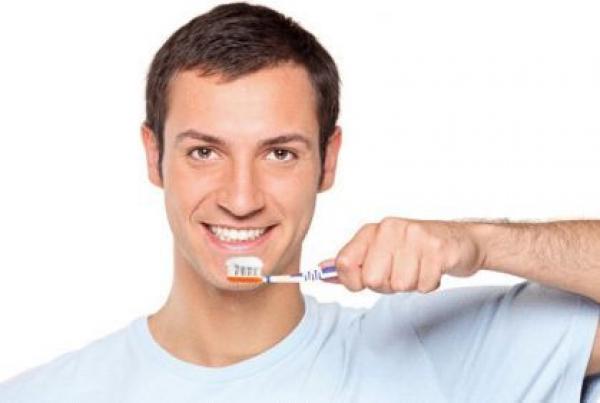 أخطاء تعيقك عند تنظيف الأسنان