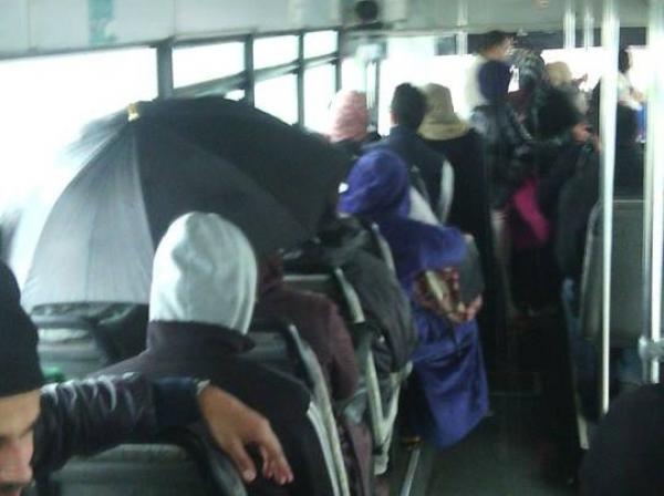 فايسبوكيون يسخرون من حافلات مدينة البيضاء التي أجبرت ركابها على استعمال المظلات