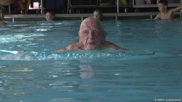 مدرب سباحة تجاوز عمره الـ 100 عام يكشف عن سر لياقته