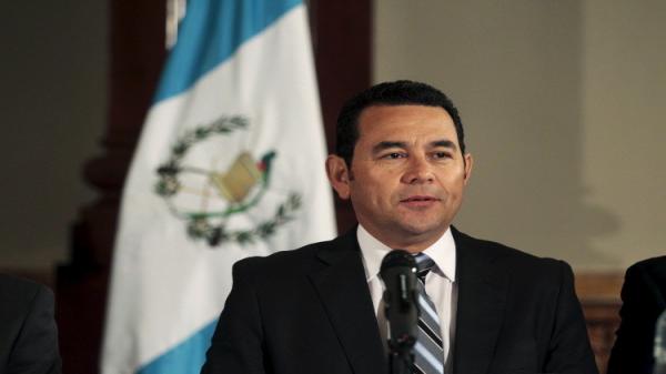 رئيس غواتيمالا يتبرع بنصف راتبه للفقراء و المحتاجين
