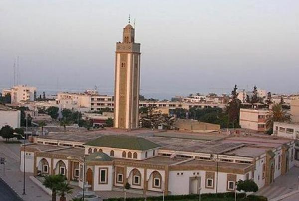 حدث بأكادير .. مؤذن يرفع آذان المغرب بـ"الخطأ" و يتسبب في إفطار الصائمين قبل الموعد