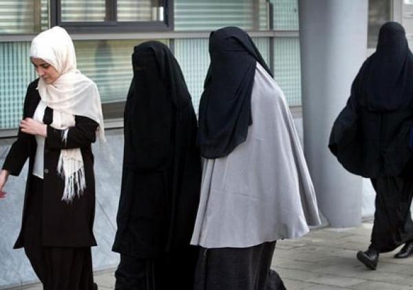 مسؤول ديني سعودي بارز يثير جدلا كبيرا بسبب موقفه "الجديد" من نقاب وحجاب المرأة