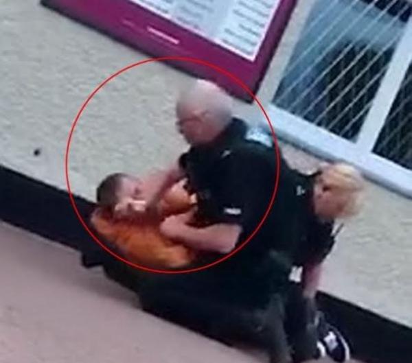 بالفيديو .. شرطي بريطاني ينهال ضربا على أحد المواطنين
