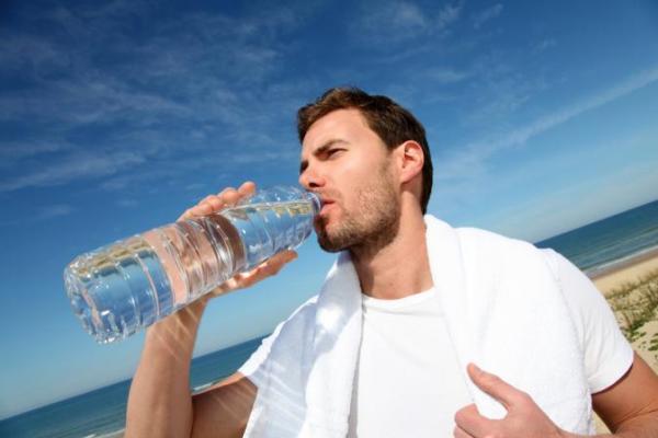 هل شرب الماء أثناء الأكل يؤدي إلى ظهور الكرش؟