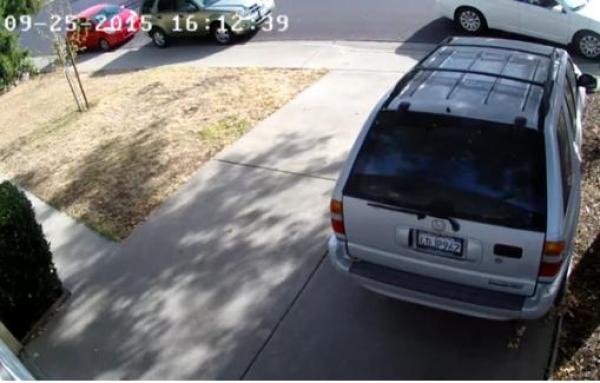 بالفيديو: حاول سرقة طرد من منزل فسرقه صاحب المنزل