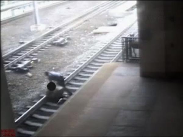 بالفيديو: شرطي ينقذ رجلاً سقط على سكة قطار في آخر لحظة