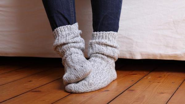 لماذا نشعر ببرودة القدمين في الشتاء وكيف يمكن التخلص منها؟
