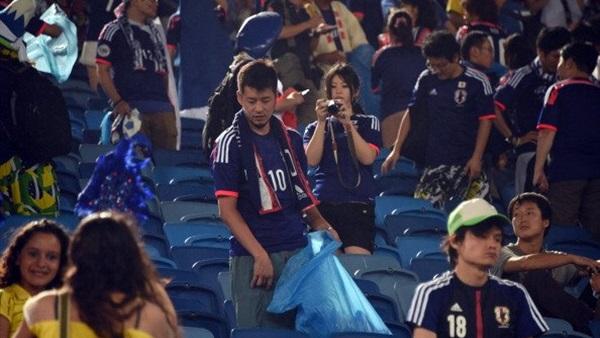 مشجعو اليابان ينظفون المدرجات بعد مباراتهم مع كولومبيا (فيديو)