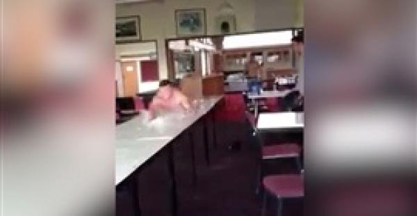 بالفيديو والصور.. شاهد ماذا حدث لرجل حاول التزلج عاريا على طاولات «بار»