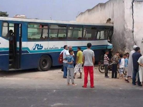 حافلة تخترق جدار جمعية خيرية بالدار البيضاء قبيل آذان المغرب