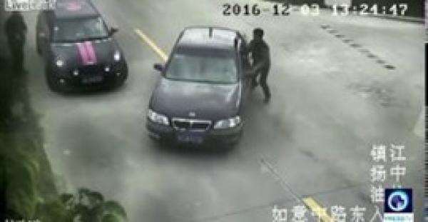 بالفيديو.. سائق يخطئ بين الفرامل والبنزين فيتسبب في غرق سيارته