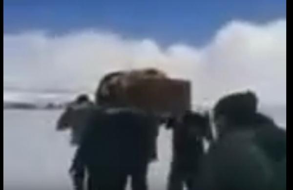 بالفيديو الصادم..فضيحة نقل سيدة حامل على متن نعش بجبال أزيلال وولادتها وسط الثلوج