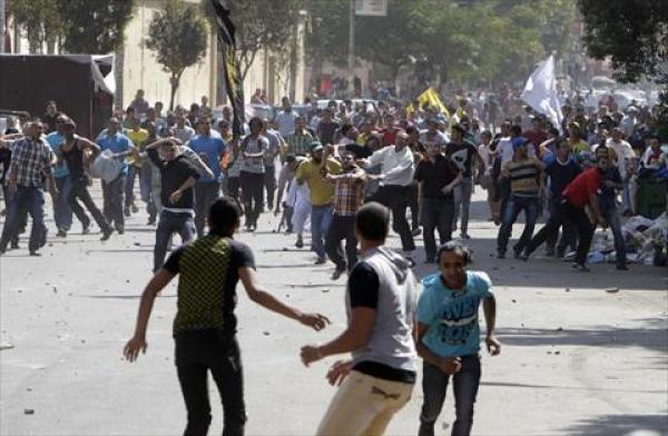 مصر تشتعل من جديد : مقتل 28 شخصا و جرح 94 آخرين في اشتباكات بين أنصار الإخوان المسلمين والقوات العمومية والأهالي
