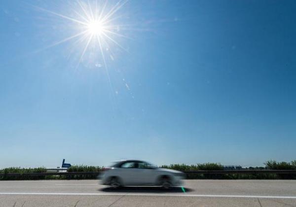 هل تضر أشعة الشمس المباشرة بالسيارة؟
