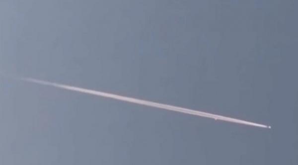 بالفيديو: طبق طائر يطارد طائرة وسط ذعر الركاب