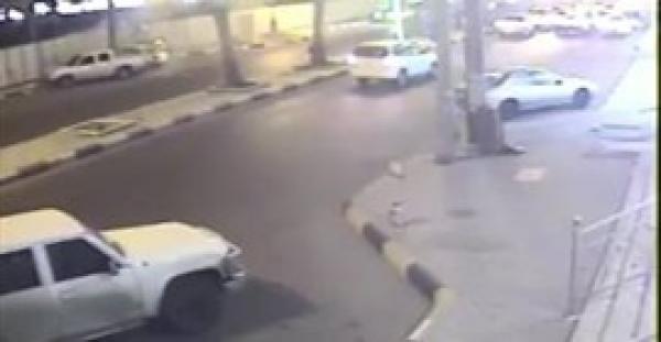 بالفيديو.. لحظة نجاة رجل من الدهس تحت عجلات سيارة مسرعة بالسعودية