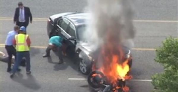 بالفيديو.. لحظة إنقاذ قائد دراجة نارية وإخراجه من أسفل سيارة تشتعل