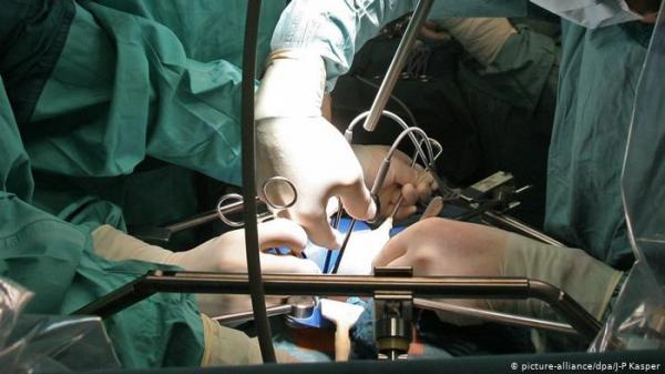 فصل طبيب من العمل أثناء قيامه بعملية جراحية في ألمانيا