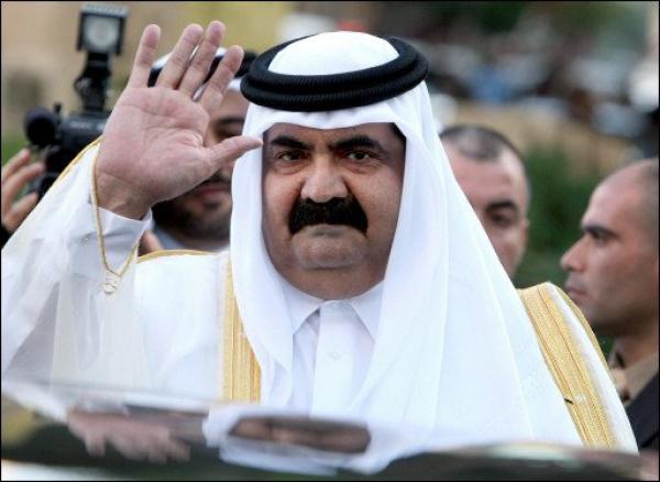 أمير قطر السابق &quot;كيتقهوى&quot; في ساحة لفنا 