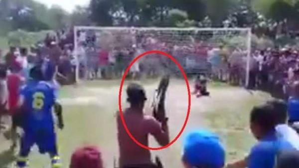 بالفيديو: لاعب ينفذ ركلة جزاء تحت تهديد السلاح!