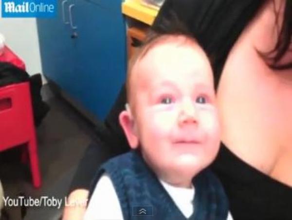 بالفيديو: ردة فعل طفل أصم يسمع صوت والديه للمرة الأولى