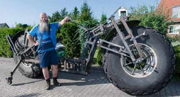 بالصور .. ألماني يسعى لتحطيم رقم قياسي بصنع دراجة عملاقة تزن 940 كجم