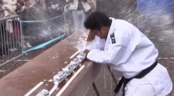 بالفيديو: باكتساني يحقق رقماً قياسياً في سحق عبوات الشراب بمرفقه بدقيقة واحدة
