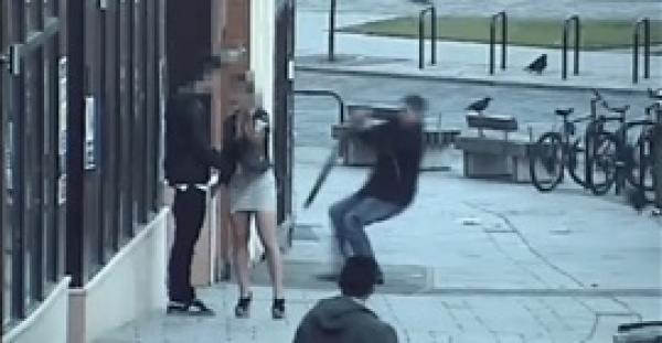 بالفيديو.. رجل يهاجم سائحا بصحبة حبيبته