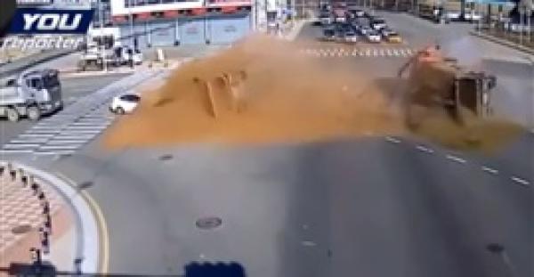 بالفيديو.. العناية الإلهية تنقذ سائقا من حادث تصادم مروع بين شاحنتين