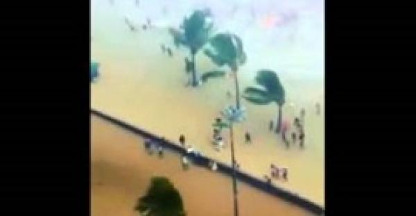 بالفيديو.. دوامة مائية تضرب المصطافين بأحد شواطئ البرازيل