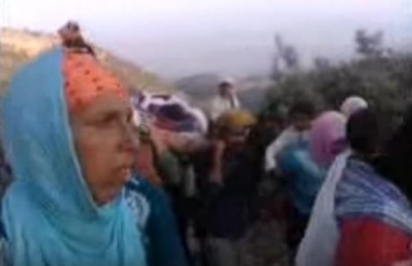فضيحة بالفيديو... نقل سيدة مريضة على متن نعش الأموات بأعالي الجبال