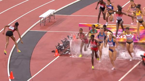 فيديو طريف من مونديال ألعاب القوى : عداءة كينية تخطئ الطريق في نهائي سباق 3000 متر موانع