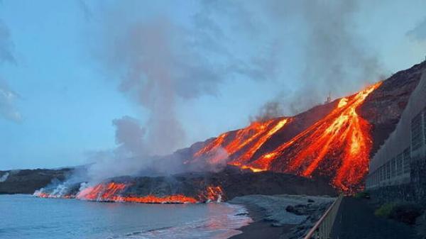 انفجارات جديدة قوية لبركان جزيرة لا بالما قبالة السواحل المغربية