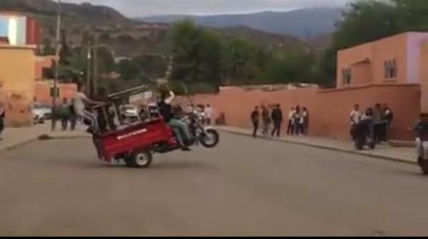 فيديو مثير..شاهد حركات بهلوانية ل"تريبورتور" وسيارة ودراجات نارية أمام مؤسسة تعليمية بهذه المدينة