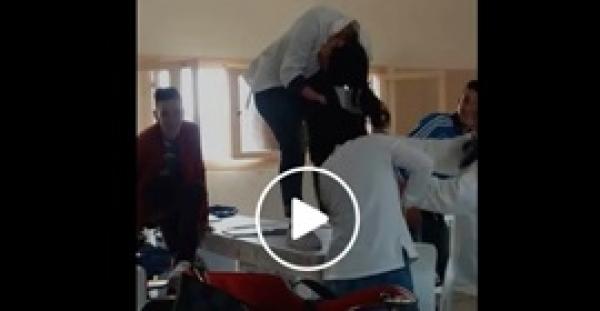 بالفيديو.. طالبتان تلقنان بعضهما «علقة ساخنة» داخل الفصل