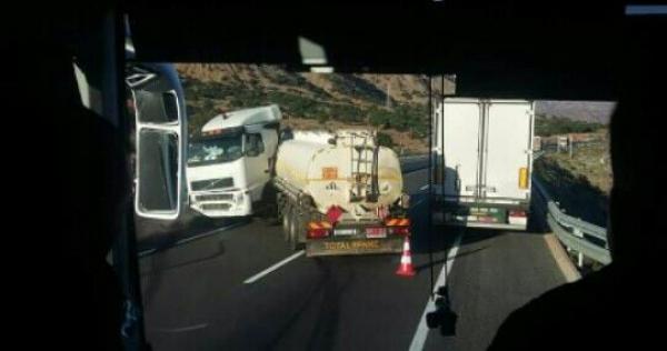 بالصور: شاحنة محملة بالفيول كادت تتسبب في محرقة أخرى بالطريق السيار لأكادير