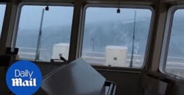 لقطات مخيفة لقارب نجاة يتصارع مع الأمواج الهائلة (فيديو)