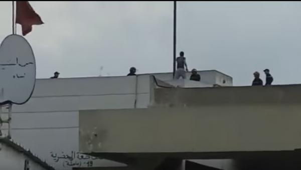 بالفيديو : مصالح الوقاية المدنية تتمكن من إنقاذ شاب حاول الانتحار من أعلى محطة ولاد زيان