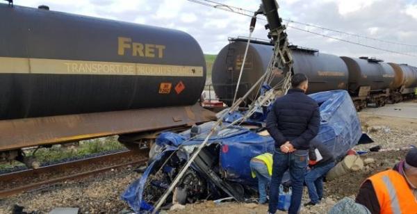 فاجعة بطنجة: ستة قتلى و 14 جريح في حادث اصطدام مروع لقطار بسيارة لنقل العمال (صور)