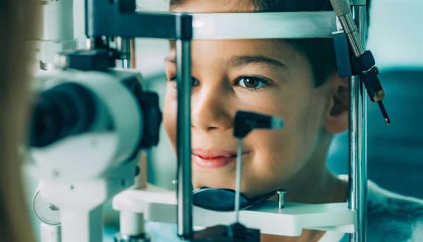 كسل العين في الطفولة يمكن أن يرتبط بمخاطر صحية لاحقاً
