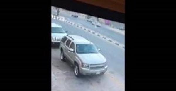 بالفيديو.. غفلة سائق تتسبب في حادث مروع