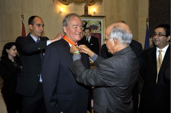 توشيح رئيس مجموعة الصداقة المغربية الفرنسية بمجلس الشيوخ الفرنسي بوسام ملكي