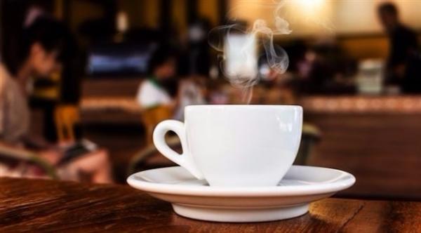 كيف تساعدك القهوة على تمييز الروائح في متاجر العطور؟