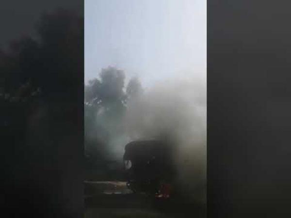 بالفيديو..النيران تلتهم بالكامل شاحنة لشركة مشروبات ونجاة السائق بأعجوبة