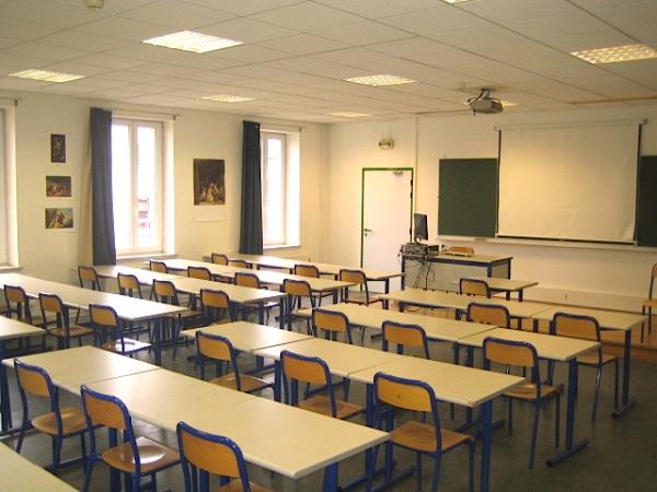 سؤال حول إغلاق مدارس لأبوابها مبكرا "يشعلها" بين بلافريج وأساتذة