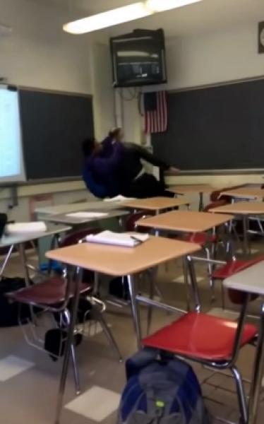 حتى في أمريكا : طالب يعتدي على أستاذه ضربا أمام  زملاءه من أجل هاتف ( الفيديو)