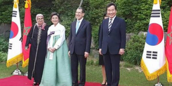 فايسبوكيون يثيرون الجدل بسبب لباس زوجة العثماني و يقارنونها بالسيدة الأولى في كوريا الجنوبية (صور)