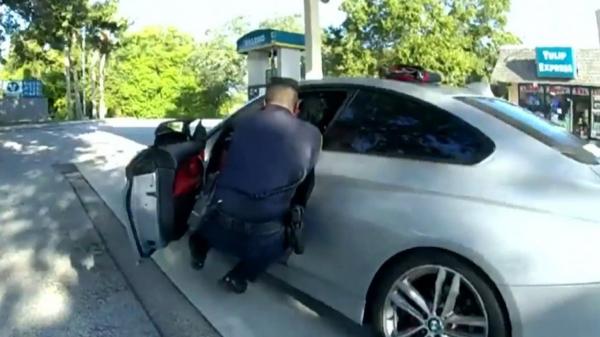 شاب أمريكي يهرب من شرطي أثناء تفتيش سيارته(فيديو)
